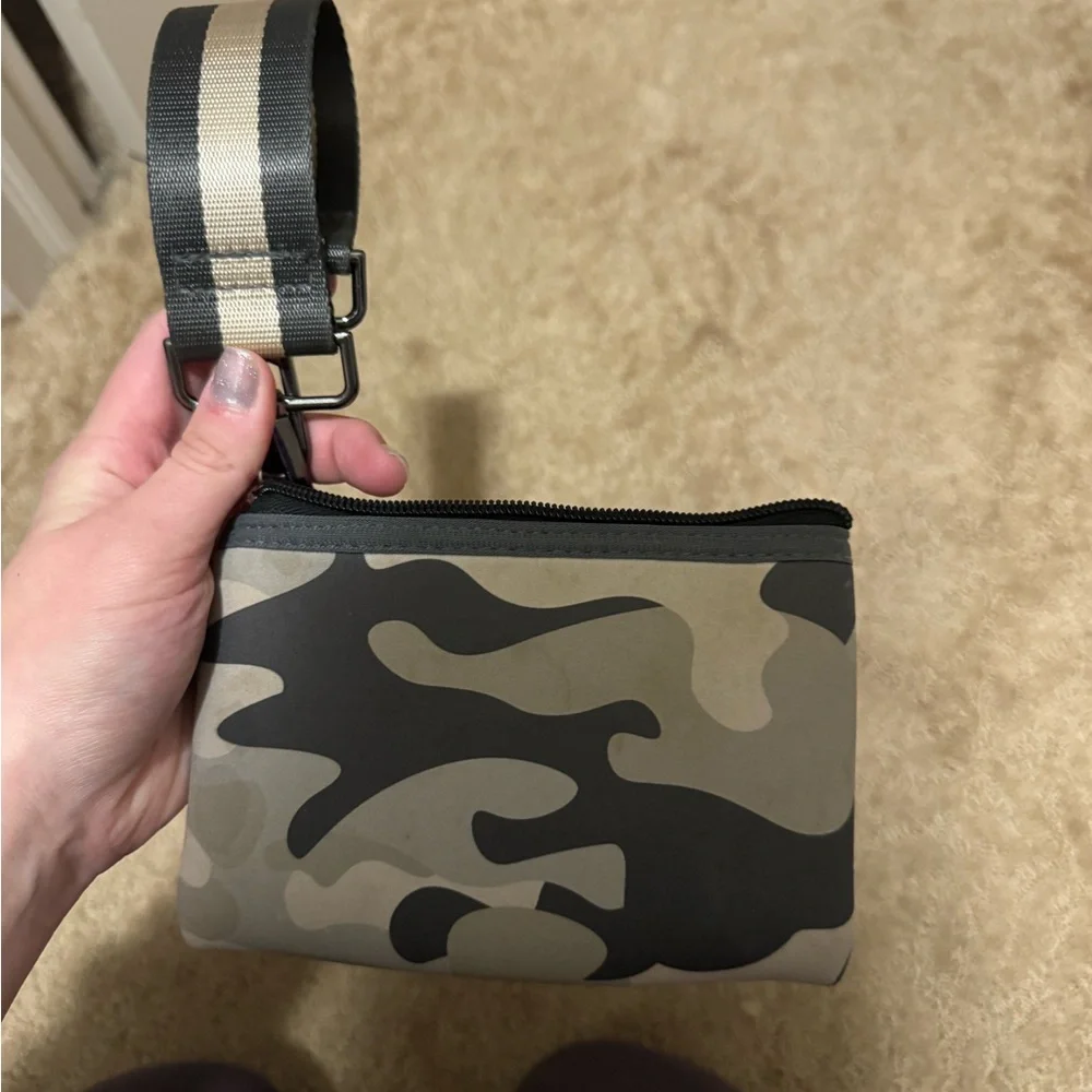 Camo neoprene wristlet - Picture 1 of 2